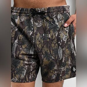 Retails $62.00, NWT Men’s size 29 Volcom Forest Camo Boardshorts